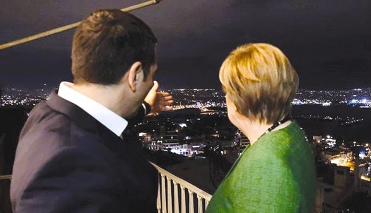 Μια φωτoγραφία από δείπνο, το οποίο παρέθεσε σε εστιατόριο του Πειραιά, στη Γερμανίδα καγκελάριο, Άνγκελα Μέρκελ, ανήρτησε στον λογαριασμό του στο Instagram o πρωθυπουργός