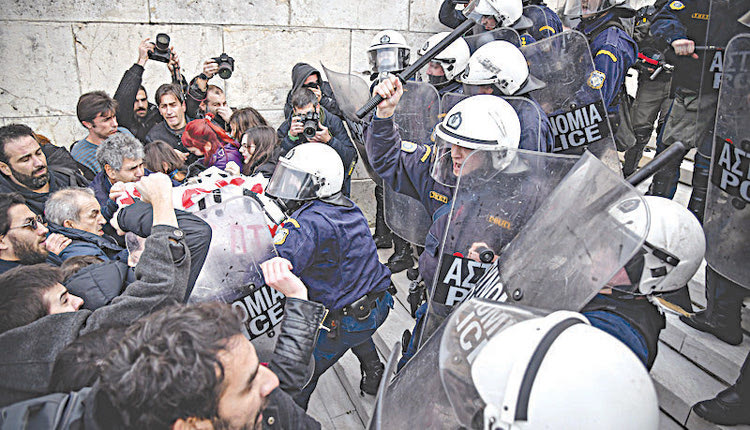 άγρια επίθεση των ΜΑΤ εναντίον της μαζικής συγκέντρωσης εκπαιδευτικών έξω από τη Βουλή