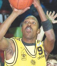 Ο Αμερικανός γκαρντ που έκανε καριέρα στην Ελλάδα τη δεκαετία του ’90, φορώντας τη φανέλα της ΑΕΚ και του Άρη Τόνι Γουάιτ