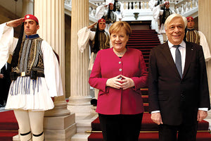 Την κ. Μέρκελ υποδέχθηκε στο Προεδρικό Μέγαρο ο Προκόπης Παυλόπουλος.