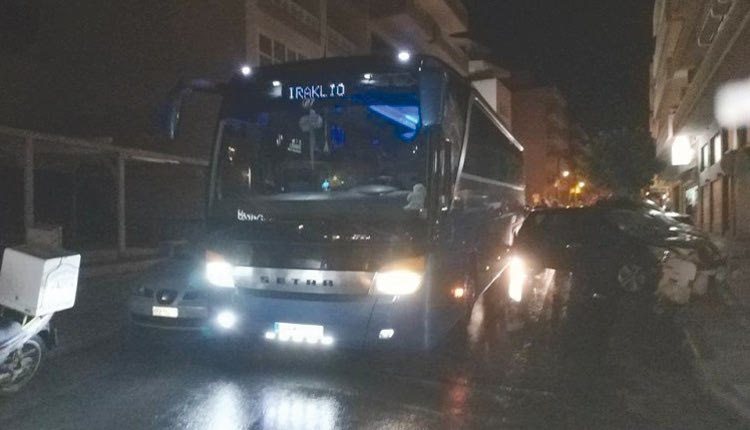 τα παράνομα σταθμευμένα οχήματα στην πλατεία 18 Άγγλων εν επέτρεπαν σε λεωφορείο του ΚΤΕΛ να διέλθει από το σημείο.