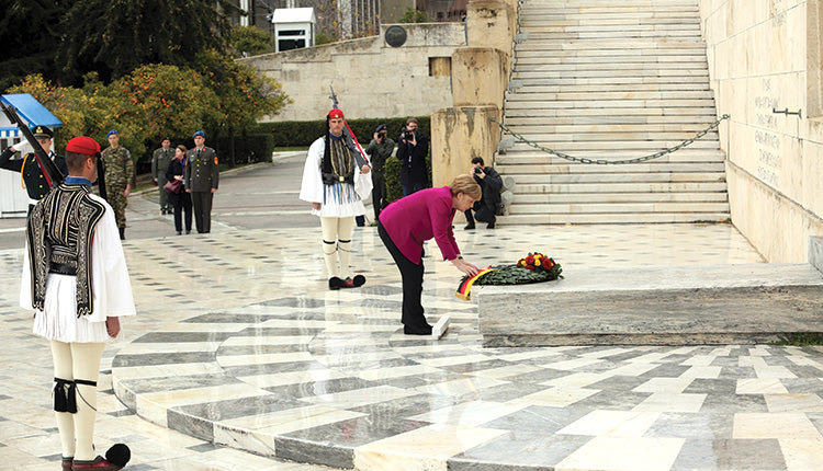 Αψήφησε τη βροχή στο Μνημείο του Άγνωστου Στρατιώτη η Άνγκελα Μέρκελ. 