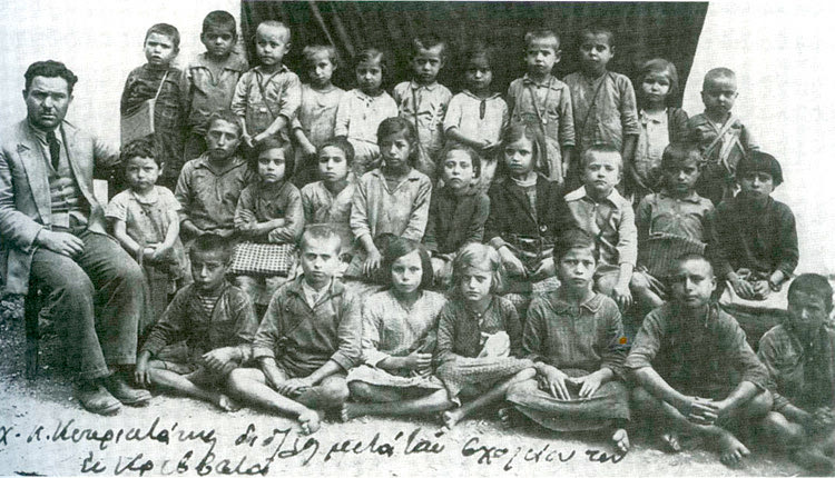 Μαθητές του Δ.Σ. Κρεββατά Βιάννου με τον δάσκαλό τους Μιχ. Κυπριωτάκη