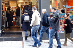 “ΣΤΕΝΑΖΕΙ” Η ΑΓΟΡΑ: Χωρίς… ταμείο στις εκπτώσεις