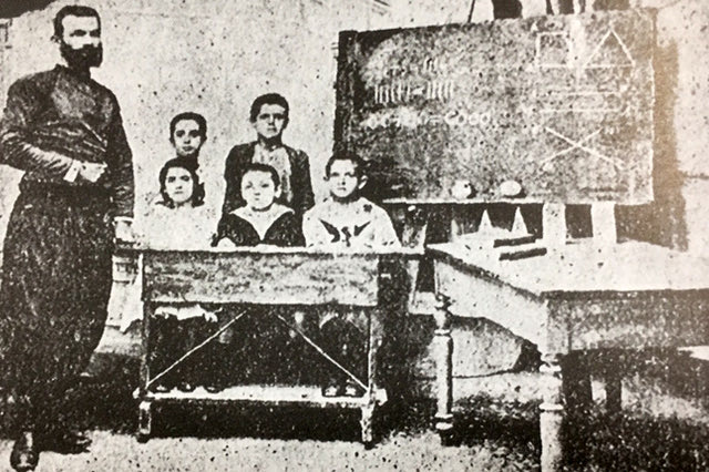 ΦΩΤΟ ΗΜΕΡΑΣ: Ο δάσκαλος με τους μαθητές του!