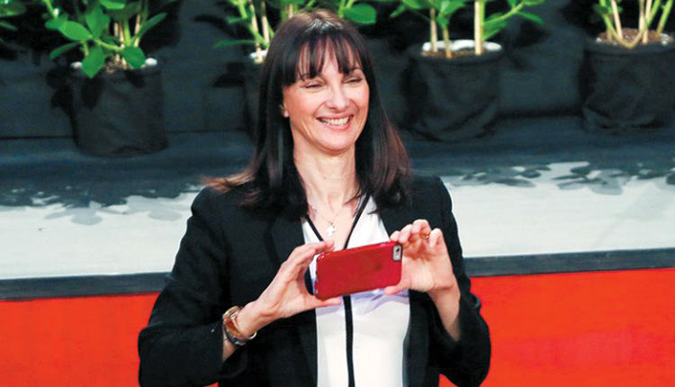 Η  κινητή τηλεφωνία και η υπουργός Τουρισμού