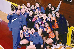 Οι Νεάνιδες της ΓΕΗ πανηγυρίζουν την πρώτη τους νίκη στον τελικό του πρωταθλήματος