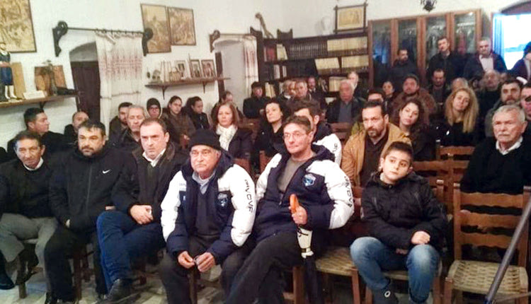   Με προσοχή άκουσαν οι κάτοικοι της Δαμάστας τον πρόεδρο της ομάδας κ. Παπαδάκη ν’ αναλύει το όραμά του για το σύγχρονο αθλητικό κέντρο