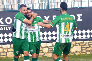 Τριανταφύλλου και Ηλιόπουλος πέτυχαν από δύο γκολ χθες και πανηγυρίζουν μαζί με τον Σταθόγλου