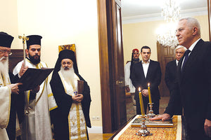 Ορκίστηκε ο νέος υπουργός Άμυνας Ευάγγελος Αποστολάκης