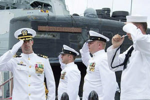 Ο Τράβις Ζέτελ ήταν κυβερνήτης υποβρυχίου στο Πολεμικό Ναυτικό των ΗΠΑ είχε πληρώσει 10 πόρνες για να πάνε μαζί του στο ξενοδοχείο όταν το υποβρύχιό του έπιασε στεριά και έδεσε στο ντόκο.