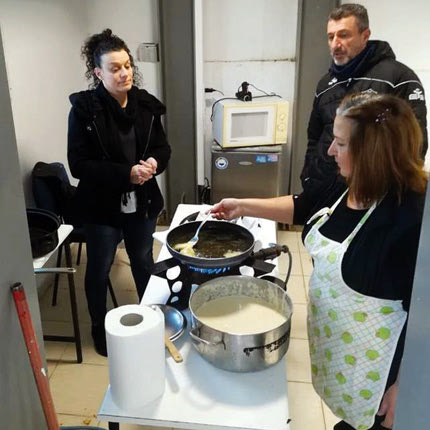 Στη Δαμάστα βρήκαν τον τρόπο να ζεστάνουν τον φίλαθλο κόσμο, που παρακολούθησε μέσα σε χαμηλές θερμοκρασίες τον αγώνα με τον ΑΟ Καμινίων με ρακή και τηγανίτες με μέλι.