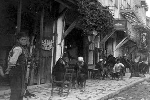 ΦΩΤΟ ΗΜΕΡΑΣ: Στα μαγαζιά της Πλατειάς Στράτας