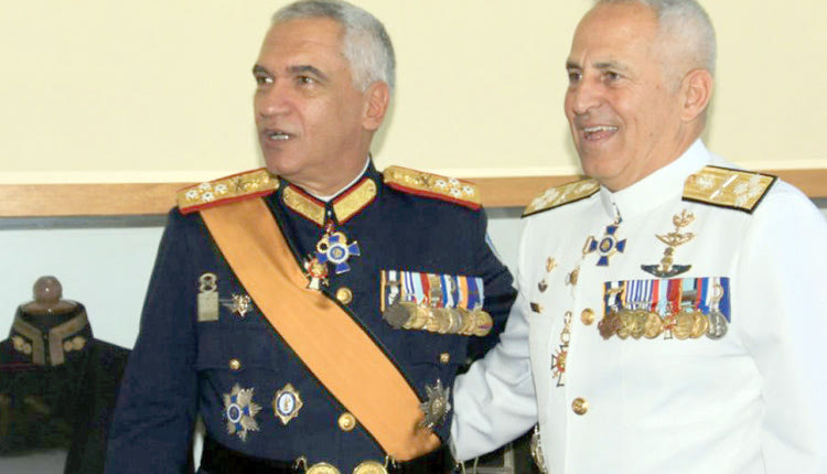 «Έγκλημα» χαρακτηρίζει την υπουργοποίηση του ναυάρχου Ευάγγελου Αποστολάκη ο πρόεδρος της Στρατιωτικής Επιτροπής της Ευρωπαϊκής Ένωσης και επίτιμος αρχηγός του Γενικού Επιτελείου Εθνικής Άμυνας, Μιχάλης Κωσταράκος.