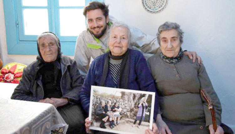 . Πέθανε η Μαρίτσα Μαυροπούλου, μία από τις τρεις γιαγιάδες που προκάλεσαν συγκίνηση σε όλη την Ελλάδα φροντίζοντας το μωρό μιας γυναίκας-πρόσφυγα στη Λέσβο, που μόλις είχε φτάσει από τα τουρκικά παράλια.