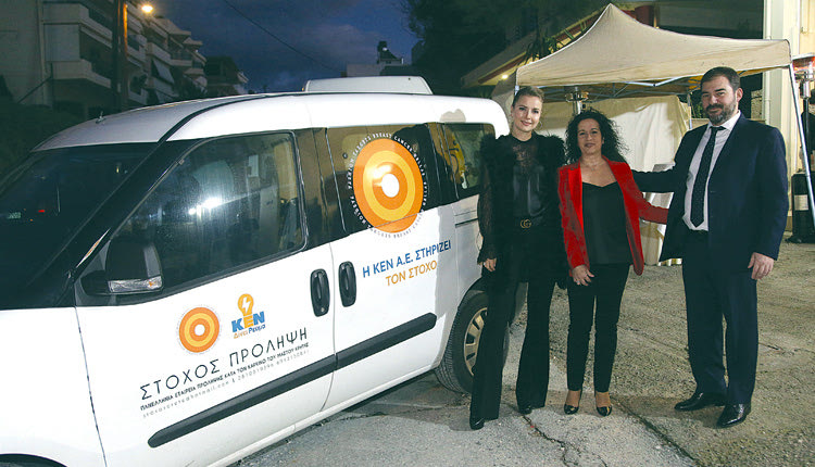 Ο Αντώνης και η Γιούλια Καράτζη με τη Λίτσα Ζαχαράκη 