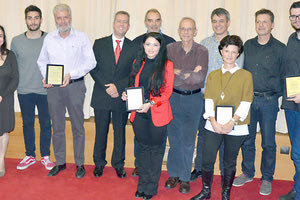 Οι ομάδες που βραβεύτηκαν με τον πρόεδρο και τα μέλη της ΠΕΒ