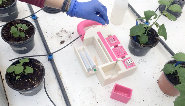 Μία μικρή συσκευή λειτουργεί ως ένα ερευνητικό εργαστήριο