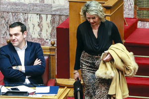 φήμες για πολιτική συνδιαλλαγή Τσίπρα - Παπακώστα