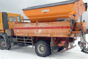 ερπυστριοφόρο της ΕΜΑΚ προκειμένου να απεγκλωβιστούν εργαζόμενοι από τα χιόνια.