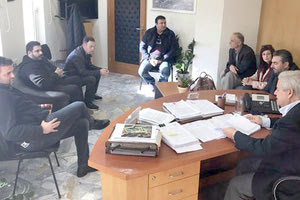 Στελέχη του ΟΦΑΜ στη συνάντηση που είχαν με τον δήμαρχο Μαλεβιζίου Κώστα Μαμουλάκη για τη δημιουργία αθλητικού κέντρου στο Τσαλικάκι