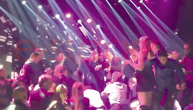 Ο πρώην υπουργός Εθνικής Άμυνας έφυγε από τη Βουλή… καρφί για το μαγαζί που τραγουδούν ο Γονίδης και ο Μακρόπουλος.