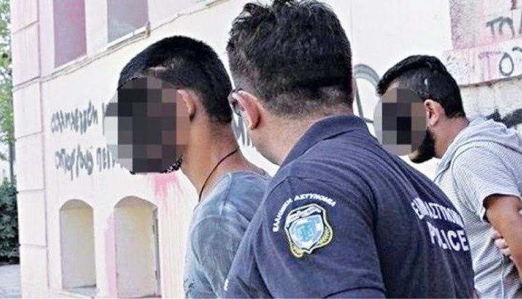 Οι δύο νεαροί κατά την προσαγωγή τους στον εισαγγελέα