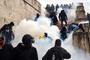 Το συλλαλητήριο για τη Μακεδονία πνίγηκε στα δακρυγόνα και το πολιτικό σκηνικό πήρε φωτιά