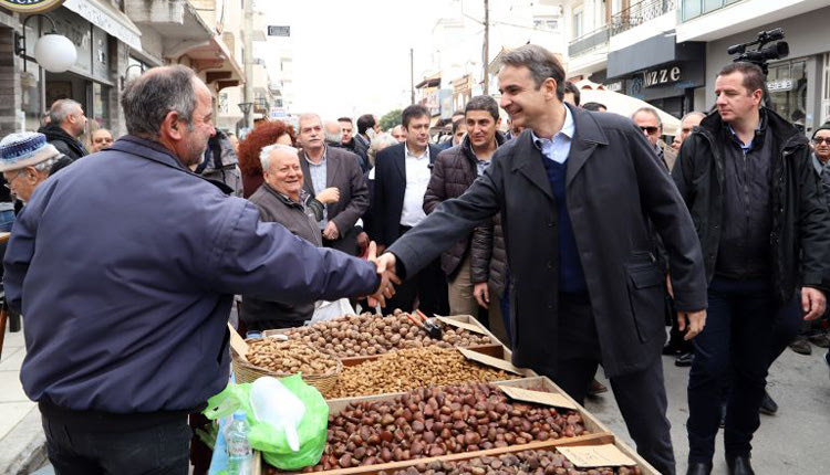 Ο κ. Μητσοτάκης επισκέφθηκε τη λαϊκή αγορά των Μοιρών όπου συνομίλησε με εμπόρους και καταναλωτές