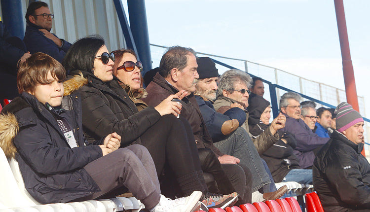 Φίλαθλοι που βρέθηκαν στο γήπεδο του Πανεπιστημίου για τον αγώνα Μινωική-ΑΟΤ.