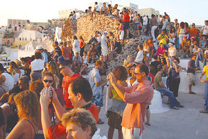 Η Σαντορίνη δεν χωρά άλλους τουρίστες