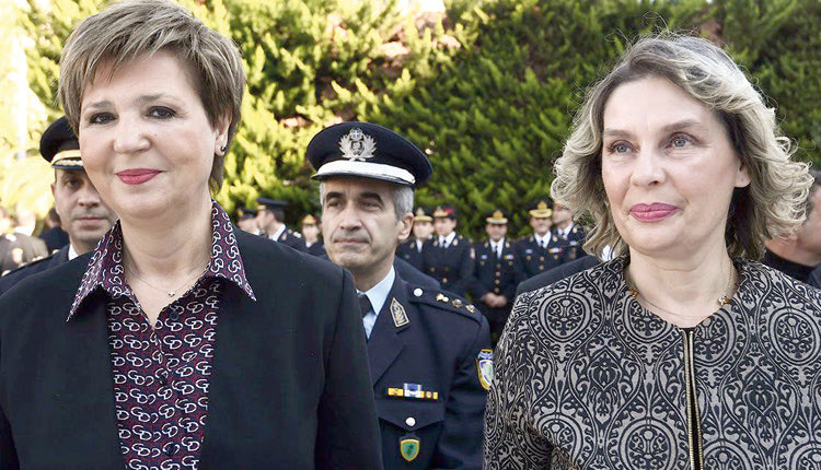 Η αναπληρώτρια υπουργός Προστασίας του Πολίτη Όλγα Γεροβασίλη και η υφυπουργός της Κατερίνας Παπακώστα