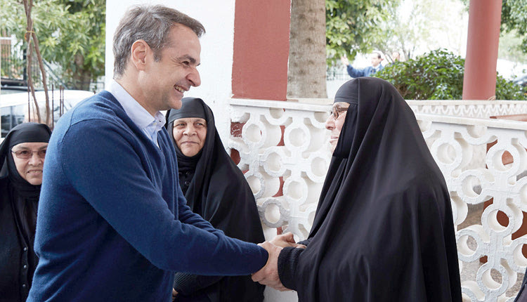 Μια ξεχωριστή στιγμή στην επίσκεψη στην Παναγιά Καλυβιανή κατά την περιοδεία του Κυριάκου Μητσοτάκη στην Κρήτη με την μοναχή Τιμοθέη.