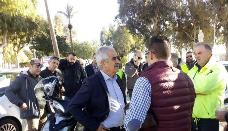 Διαμαρτυρία πραγματοποίησαν χθες στην Περιφέρεια Κρήτης, οι εκπαιδευτές οδήγησης, που νωρίτερα συναντήθηκαν με τον αντιπεριφερειάρχη Ηρακλείου, Ευρ. Κουκιαδάκη.
