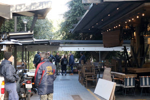 Άρχισε το «ξήλωμα» στο κέντρο για τις παράνομες κατασκευές