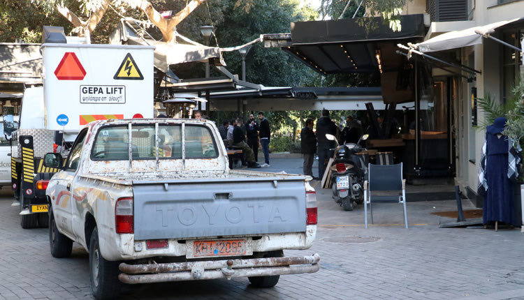 διαδικασία αποξήλωσης όλων των παράνομα τοποθετημένων σκιαδίων σε κεντρικό κατάστημα κοντά στη Λότζια