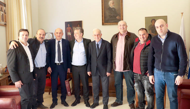 Ο πρόεδρος της ΕΠΟ με περιφερειάρχη, δήμαρχο, πρόεδρο ΕΠΣΗ και αξιωματούχους των τοπικών φορέων