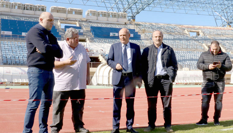 Ο κ. Γραμμένος στην επίσκεψή του στο Παγκρήτιο Στάδιο