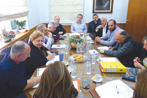 ο περιφερειάρχης Κρήτης Σταύρος Αρναουτάκης, υπογράφοντας το σχετικό τεχνικό δελτίο του έργου αποκατάστασης και βελτίωσης του επαρχιακού δρόμου Βρύσσες – Γεωργιούπολη του Δήμου Αποκορώνου παρουσία του δημάρχου Αποκορώνου Χαράλαμπου Κουκιανάκη