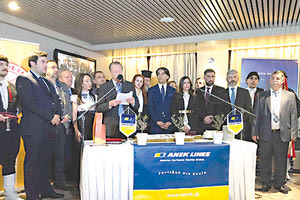 Ο πρόεδρος της "Παγκρητίου Ενώσεως" κος Γ. Μαριδάκης απευθύνει χαιρετισμό περιστοιχισμένος από το νέο συμβούλιο της Ενώσεως