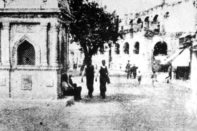 ΦΩΤΟ ΗΜΕΡΑΣ: Μια παλιά φωτογραφία της πλατείας Λιονταριών