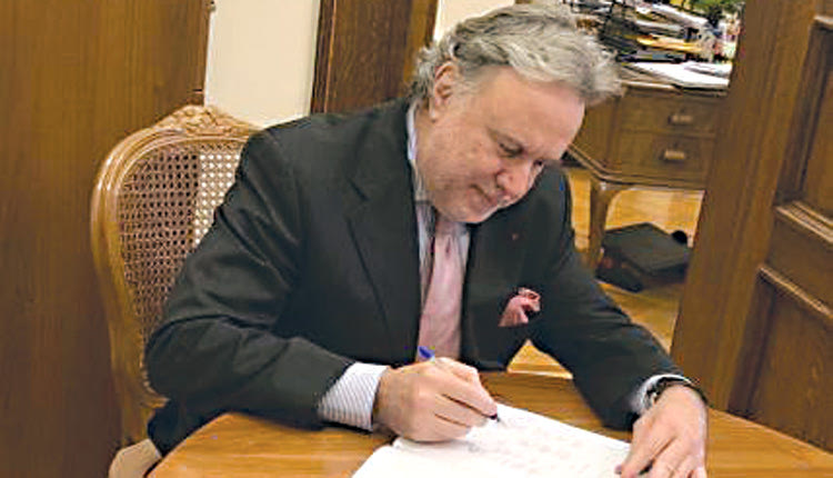 ο αναπληρωτής υπουργός Εξωτερικών, Γιώργος Κατρούγκαλος υπέγραψε τον κυρωτικό νόμο της ιστορικής Συμφωνίας των Πρεσπών