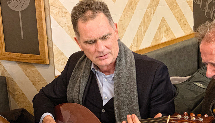 Ο Νίκος Παπανδρέου σε μια παλιά φωτογραφία -ΠΑΣΟΚ φυσικά- από επίσκεψή του πριν 30 χρόνια την Κρήτη , ενώ τώρα έκανε και παρέες πιάνοντας και τα… μουσικά όργανα!