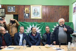 Ευχές για... ανασύνταξη του ΠΑΣΟΚ έδωσαν χθες βράδυ στην πίτα που έκοψαν στην Τ.Ο. Μασταμπά