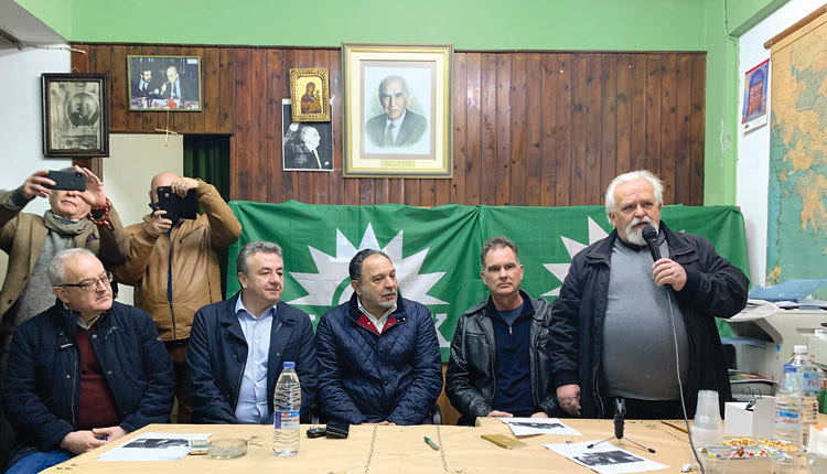 Ευχές για... ανασύνταξη του ΠΑΣΟΚ έδωσαν χθες βράδυ στην πίτα που έκοψαν στην Τ.Ο. Μασταμπά