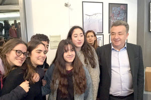 Ο περιφερειάρχης παρέδωσε τους υπολογιστές στα είκοσι σχολεία που συμμετείχαν στον διαγωνισμό μαθητικού ρεπορτάζ που διοργάνωσε η εφημερίδα “Χανιώτικα Νέα”