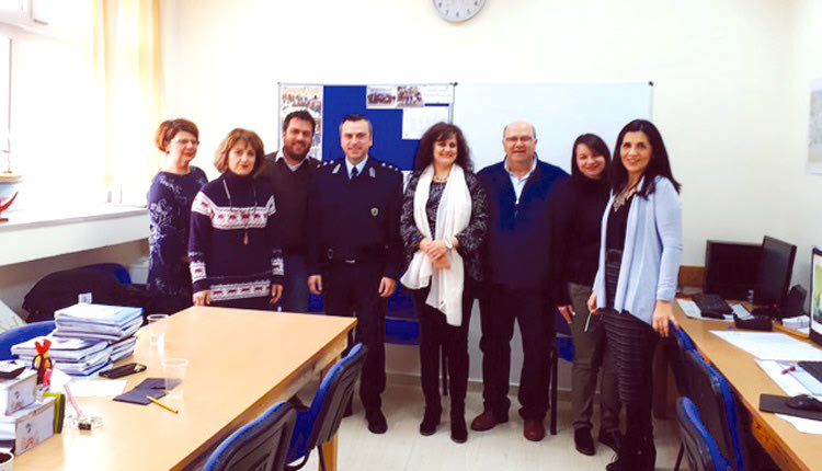 Οι εκπαιδευτικοί του 17ου Δημοτικού Σχολείου Ηρακλείου με τον κ. Καρακούδη