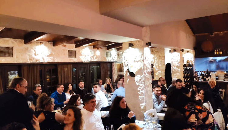 Τα στελέχη του Α΄ Αστυνομικού Τμήματος έκοψαν την πίτα τους σε γνωστό κατάστημα του Ηρακλείου και διασκέδασαν 