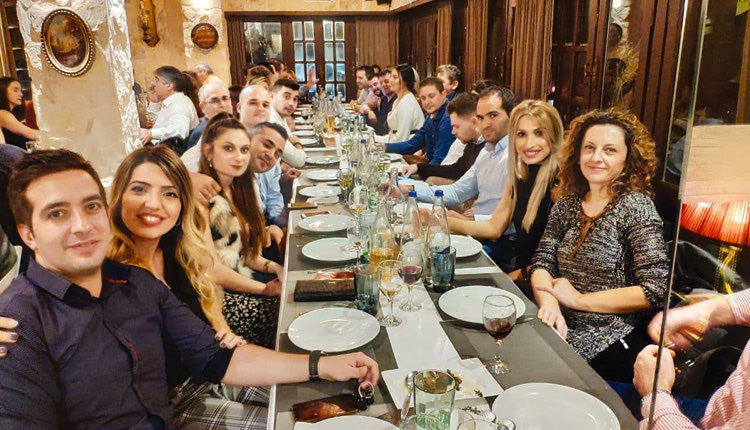 Τα στελέχη του Α΄ Αστυνομικού Τμήματος έκοψαν την πίτα τους σε γνωστό κατάστημα του Ηρακλείου και διασκέδασαν 