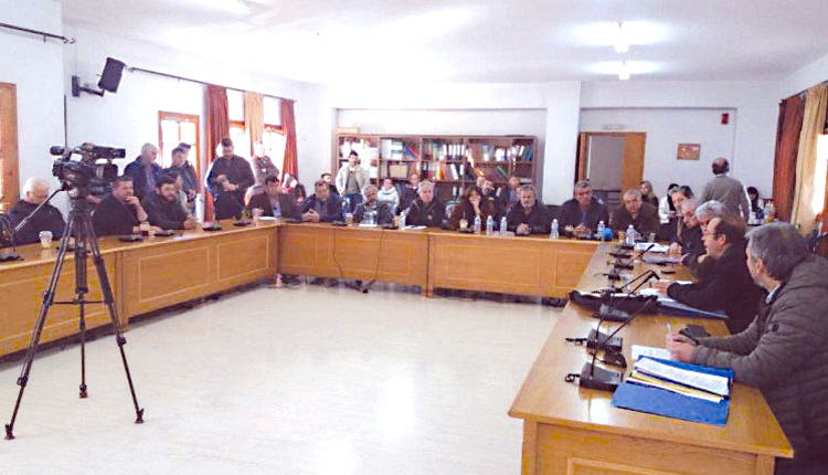 Οι κάτοικοι αντιδρούν στο κλείσιμο του δρόμου που περνά από τον Πανασό